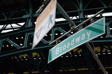 Laden Sie das Bild in den Galerie-Viewer, Fototapete NY Broadway