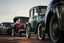 Laden Sie das Bild in den Galerie-Viewer, Fototapete Oldtimer Rally