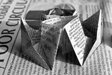 Laden Sie das Bild in den Galerie-Viewer, Fototapete Origami Zeitung
