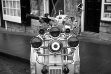 Laden Sie das Bild in den Galerie-Viewer, Fototapete Retro Motorroller