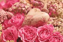 Laden Sie das Bild in den Galerie-Viewer, Fototapete Romantische Rosen mit Herz