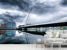 Laden Sie das Bild in den Galerie-Viewer, Fototapete Samuel Beckett Bridge mit Wolken