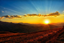 Laden Sie das Bild in den Galerie-Viewer, Fototapete Sonnenuntergang in der Welt der Berge