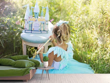 Laden Sie das Bild in den Galerie-Viewer, Fototapete Spielende Prinzessin