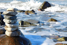 Laden Sie das Bild in den Galerie-Viewer, Fototapete Steinstapel am Meer