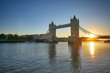 Laden Sie das Bild in den Galerie-Viewer, Fototapete Tower Bridge im Sonnenuntergang