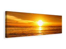 Laden Sie das Bild in den Galerie-Viewer, Leinwandbild Panorama Glühender Sonnenuntergang am Wasser