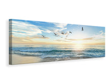 Laden Sie das Bild in den Galerie-Viewer, Leinwandbild Panorama Die Möwen und das Meer bei Sonnenaufgang