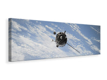 Laden Sie das Bild in den Galerie-Viewer, Leinwandbild Panorama Ein Satellit über den Wolken