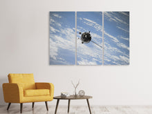 Laden Sie das Bild in den Galerie-Viewer, Leinwandbild 3-teilig Ein Satellit über den Wolken