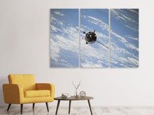Laden Sie das Bild in den Galerie-Viewer, Leinwandbild 3-teilig Ein Satellit über den Wolken