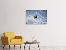 Laden Sie das Bild in den Galerie-Viewer, Leinwandbild 3-teilig Ein Satellit über den Wolken