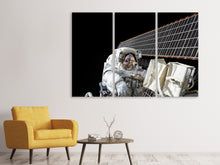 Laden Sie das Bild in den Galerie-Viewer, Leinwandbild 3-teilig Astronaut bei der Arbeit