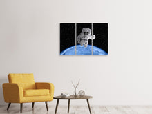 Laden Sie das Bild in den Galerie-Viewer, Leinwandbild 3-teilig Im Raumanzug