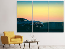 Laden Sie das Bild in den Galerie-Viewer, Leinwandbild 3-teilig Oldtimer im Abendlicht
