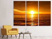 Laden Sie das Bild in den Galerie-Viewer, Leinwandbild 3-teilig Glühender Sonnenuntergang am Wasser