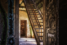 Laden Sie das Bild in den Galerie-Viewer, Fototapete Alte Treppe