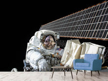 Laden Sie das Bild in den Galerie-Viewer, Fototapete Astronaut bei der Arbeit