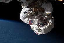 Laden Sie das Bild in den Galerie-Viewer, Fototapete Astronaut in XL