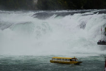 Laden Sie das Bild in den Galerie-Viewer, Fototapete Aussichtsplattform am Wasserfall