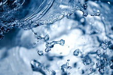 Laden Sie das Bild in den Galerie-Viewer, Fototapete Bewegendes Wasser