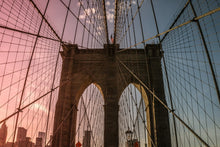 Laden Sie das Bild in den Galerie-Viewer, Fototapete Brooklyn Bridge Close up