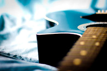 Laden Sie das Bild in den Galerie-Viewer, Fototapete Close up Gitarre