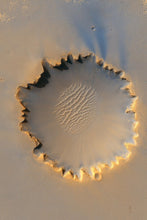 Laden Sie das Bild in den Galerie-Viewer, Fototapete Close up Mars
