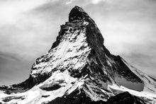 Laden Sie das Bild in den Galerie-Viewer, Fototapete Das prachtvolle Matterhorn