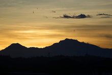 Laden Sie das Bild in den Galerie-Viewer, Fototapete Der Sonnenaufgang in den Bergen