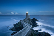 Laden Sie das Bild in den Galerie-Viewer, Fototapete Der Weg zum Leuchtturm