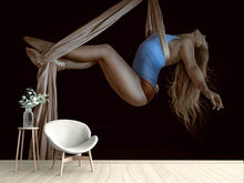 Laden Sie das Bild in den Galerie-Viewer, Fototapete Die Artistin