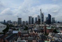 Laden Sie das Bild in den Galerie-Viewer, Fototapete Die Dächer von Frankfurt