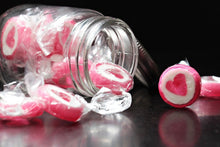 Laden Sie das Bild in den Galerie-Viewer, Fototapete Ein Glas Bonbons