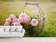 Laden Sie das Bild in den Galerie-Viewer, Fototapete Ein Korb voller Rosen