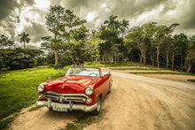 Laden Sie das Bild in den Galerie-Viewer, Fototapete Ein Oldtimer in Kuba