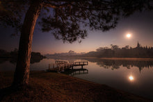 Laden Sie das Bild in den Galerie-Viewer, Fototapete Ein See am Wald
