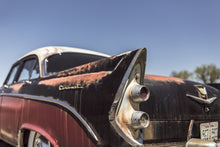 Laden Sie das Bild in den Galerie-Viewer, Fototapete Farbenfroher Oldtimer