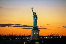 Laden Sie das Bild in den Galerie-Viewer, Fototapete Freiheitsstatue im Abendlicht
