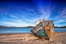 Laden Sie das Bild in den Galerie-Viewer, Fototapete Gestrandetes Boot
