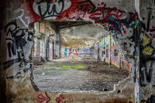 Laden Sie das Bild in den Galerie-Viewer, Fototapete Graffiti in alter Lagerhalle