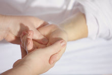 Laden Sie das Bild in den Galerie-Viewer, Fototapete Handmassage