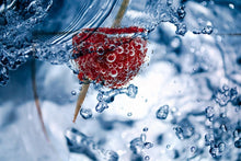 Laden Sie das Bild in den Galerie-Viewer, Fototapete Himbeere im Wasser