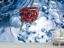 Laden Sie das Bild in den Galerie-Viewer, Fototapete Himbeere im Wasser