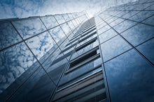Laden Sie das Bild in den Galerie-Viewer, Fototapete Hochhaus in den Wolken