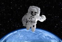 Laden Sie das Bild in den Galerie-Viewer, Fototapete Im Raumanzug