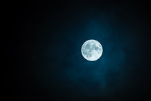 Laden Sie das Bild in den Galerie-Viewer, Fototapete Imposanter Vollmond