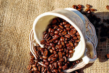 Laden Sie das Bild in den Galerie-Viewer, Fototapete Kaffeebohnen in der Tasse