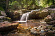Laden Sie das Bild in den Galerie-Viewer, Fototapete Kleiner Wasserfall