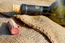 Laden Sie das Bild in den Galerie-Viewer, Fototapete Korken vom Rotwein